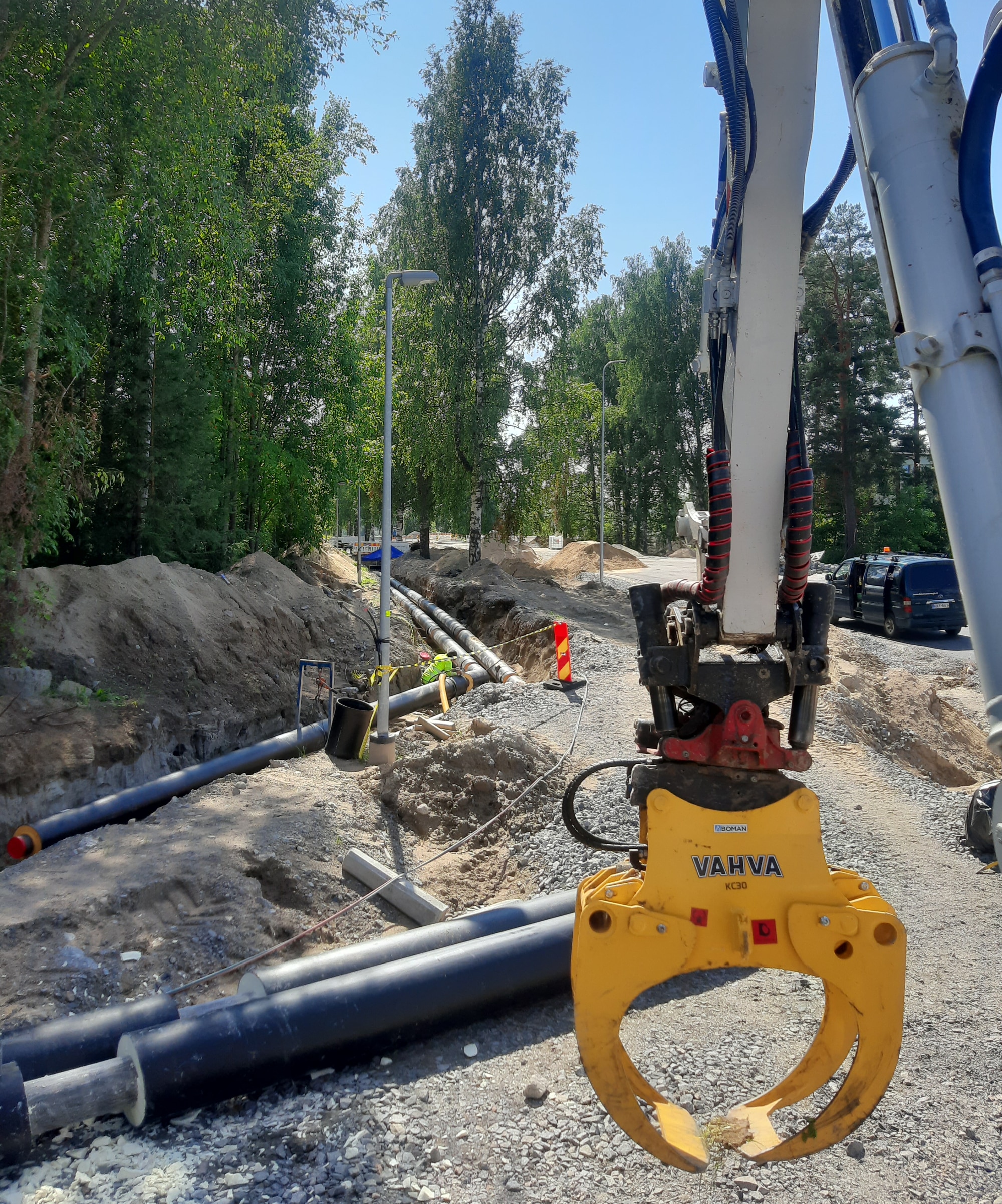 Maanrakennus-Veljekset-Boman-Keski-Suomi-Keuruu-Petajavesi-Multia-Mantta-Vilppula-Jyvaskyla-kaukolampotyomaa Kaukolampoverkon rakennustyomaa.